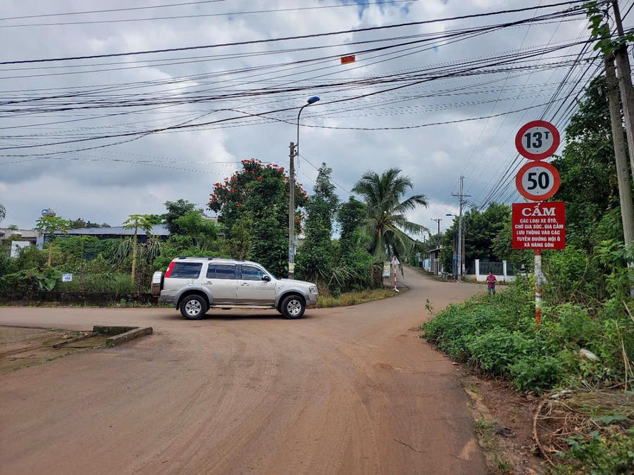 Biển cấm ô tô chở gia súc, gia cầm lưu thông vào các tuyến đường nội ô xã Hàng Gòn.