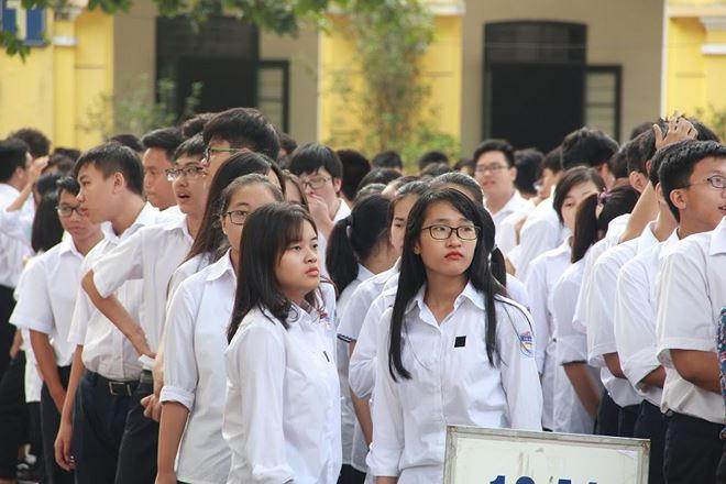Ngày 26/9, các em học sinh đeo băng đen trước ngực tưởng nhớ đến vị Chủ tịch nước thân thiện, hiền hòa.