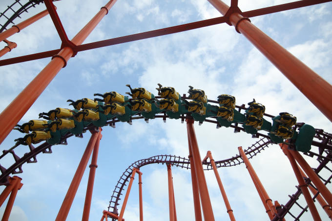 L&agrave; sản phẩm độc đ&aacute;o của nh&agrave; sản xuất Vekoma (H&agrave; Lan), thương hiệu uy t&iacute;n thế giới chuy&ecirc;n sản xuất c&aacute;c tr&ograve; chơi mạo hiểm hiện diện tại c&aacute;c c&ocirc;ng vi&ecirc;n nổi tiếng như hệ thống c&ocirc;ng vi&ecirc;n giải tr&iacute; của Walt Disney (Disneyland), Universal Studios, Queen Cobra được thiết kế tinh xảo sẽ đưa kh&aacute;ch l&ecirc;n độ cao 34m, lao xuống tự do với tốc độ 80km/h, với 5 v&ograve;ng xoắn 360 li&ecirc;n tục.&nbsp;