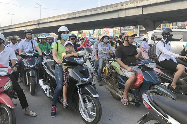 Học sinh tựu trường trong năm học mới (2017-2018) khiến mật độ giao thông trên đường phố Hà Nội tăng đột biến