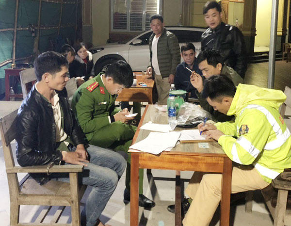Công an lấy lời khai ban đầu các đối tượng. Ảnh: CSGT Thanh Hóa cung cấp.