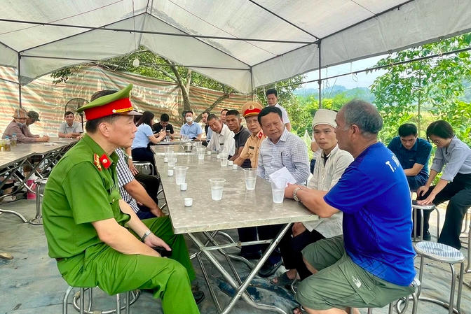Phó chủ tích UBND tỉnh Lào Cai Nguyễn Trọng Hài ( ngồi thứ 3 từ phải sang) đề nghị chính quyền địa phương có những quan tâm, hỗ trợ kịp thời để gia đình lo hậu sự cho các nạn nhân tử vong (Ảnh: Tống Huệ).