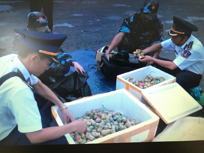 Lực lượng chức năng thu giữ số lượng lớn pháo dạng trứng.