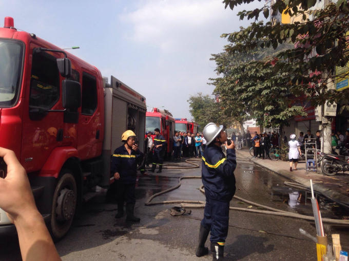 Lực lượng PCCC đã có mặt tại hiện trường để khống chế ngọn lửa