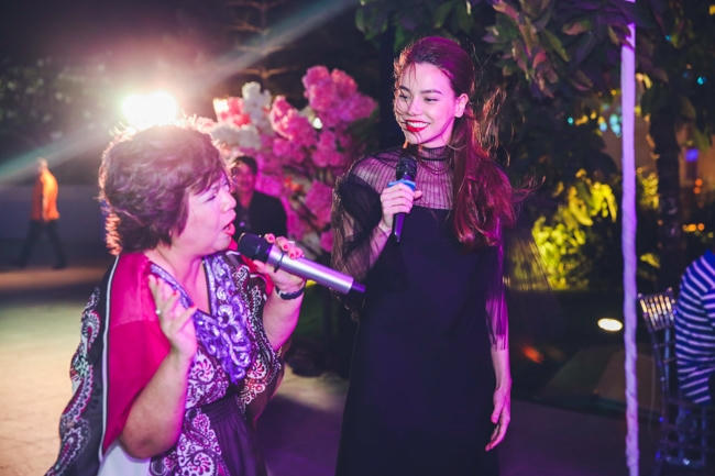 Trong không khí vui vẻ và ấm cúng, Hồ Ngọc Hà đã hào hứng hát tặng thực khách một vài ca khúc, cô cũng hòa giọng cùng doanh nhân Lệ Hằng một bài nhạc Pháp lời Việt (Ảnh: Khoa Nguyễn D.K)