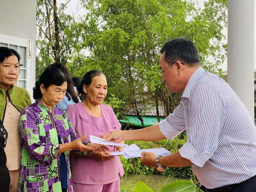 Nhà báo Trần Phong Trần - Trưởng VPĐD Báo Pháp luật Việt Nam tại TP Cần Thơ (khu vực ĐBSCL) tặng quà cho các hộ dân có hoàn cảnh khó khăn.