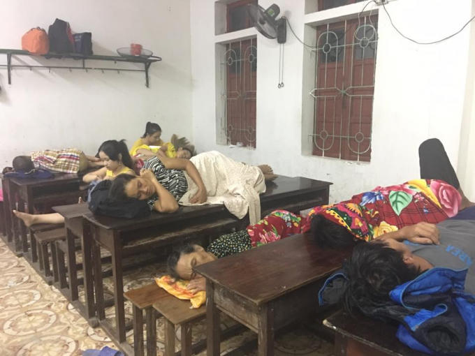 500 người dân huyện Cẩm Xuyên (Hà Tĩnh) trú ngụ tại trường THPT huyện Cẩm Xuyên.