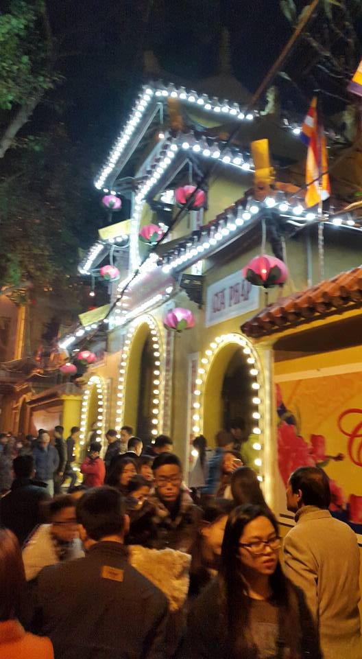 Trước cổng chùa Quán Sứ đêm mồng 1 tết. (ảnh: Minh Long). Khói hương bay nghi ngút lúc 2h sáng ở Chùa Quán Sứ. (ảnh: Minh Long).