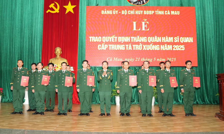 Đại tá Phạm Minh Giang - Chính ủy BĐBP tỉnh Cà Mau, trao Quyết định thăng quân hàm cho sĩ quan cấp Thiếu tá lên Trung tá.