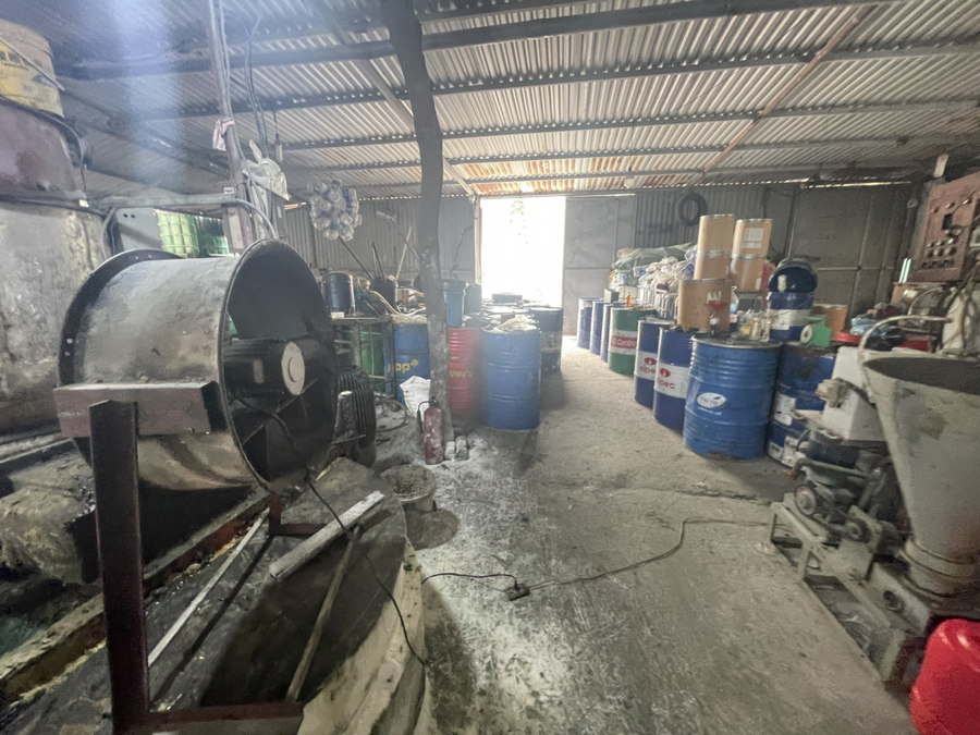 Dầu nhớt thải vương vãi không được che đậy tiềm ẩn nguy cơ xảy ra hỏa hoạn bất cứ lúc nào