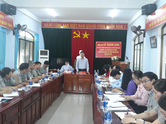 Bộ trưởng Lê Thành Long phát biểu ý kiến kết luận buổi làm việc tại Cục THADS tỉnh Kon Tum.