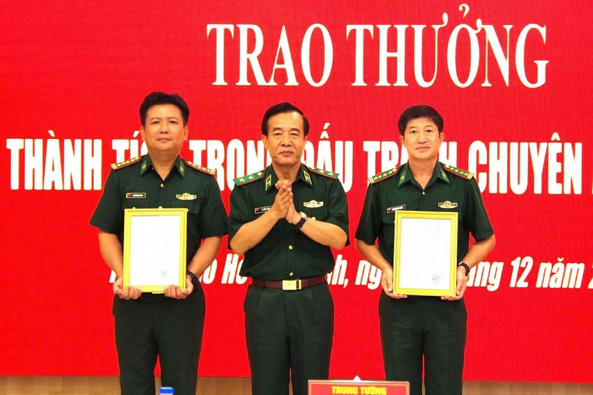 Trung tướng Lê Đức Thái - Tư lệnh BĐBP trao thưởng cho các đơn vị. Ảnh: Luận Quân