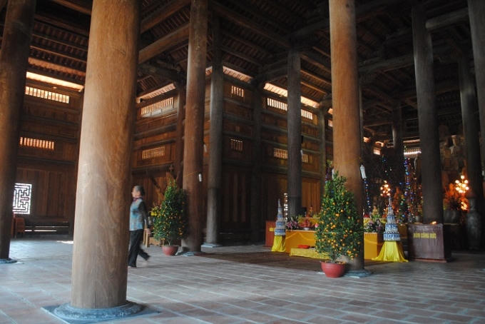 Hệ thống cột, kèo bằng gỗ quý tạo nên vẻ choáng ngợp khi vào trong chùa Lam Sơn. (Ảnh: Duy Ngợi).