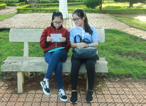 Thí sinh tranh thủ ôn lại bài, trao đổi kiến thức.
