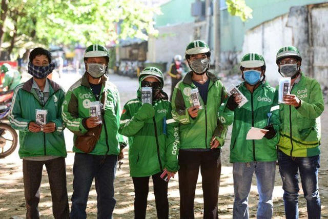 Grab trao tặng bộ sản phẩm GrabCare cho các bác tài phòng Covid-19