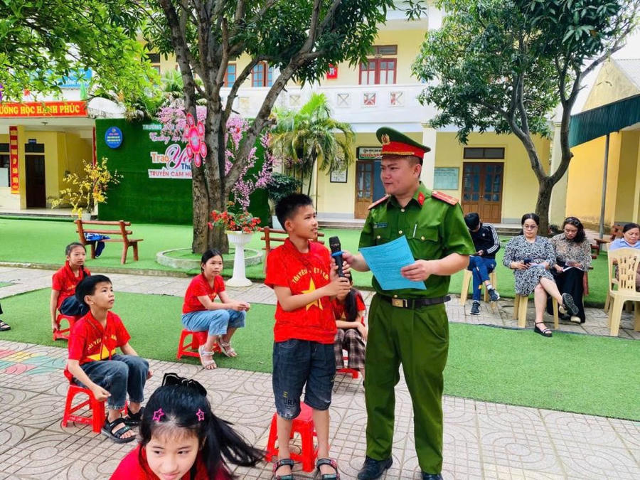 Cán bộ Công an Hà Tĩnh tuyên truyền phòng chống đuối nước.