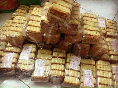 Nhiều người mua hàng chục cọc bánh để ăn dần và làm quà.