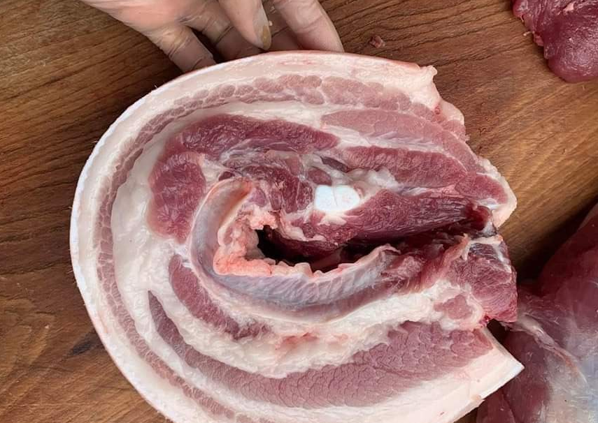 Ảnh minh họa các mẫu thịt lợn bày bán ngoài chợ dễ nhiễm vi sinh vật
