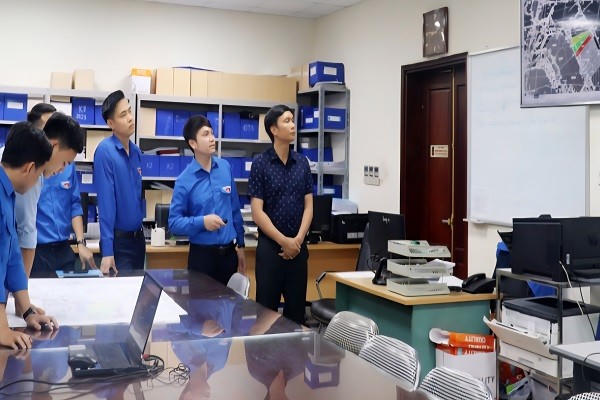 Kỹ sư Nguyễn Minh Khang (thứ 2, phải sang), Công ty Than Vàng Danh là thanh niên tiêu biểu có nhiều sáng kiến cải tiến kỹ thuật hiệu quả.