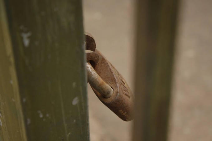 Từ khi nghiệm thu, công trình vẫn bị bỏ hoang. Ổ khóa bị hoen gỉ