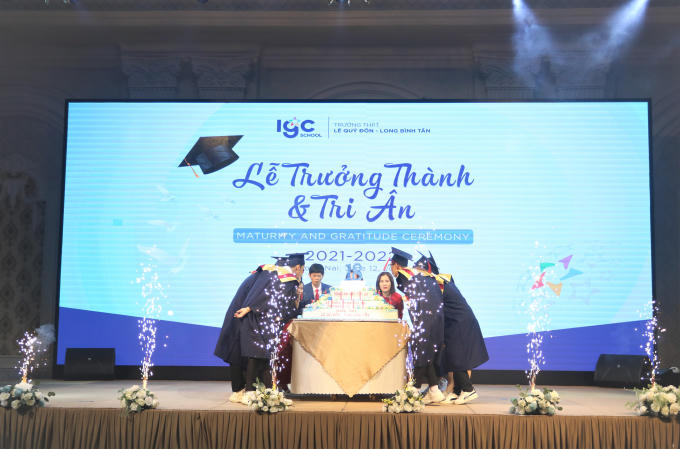 tập thể ban giám hiệu nhà trường cùng đại diện các em học sinh cắt bánh mừng lễ trưởng thành.