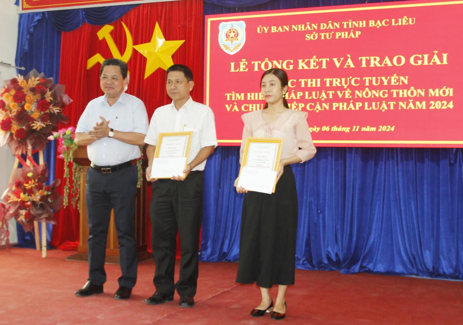 Ông Lâm Danh Nhân - Phó Giám đốc Sở Thông tin và Truyền thông tỉnh Bạc Liêu trao Giải Khuyến khích cho tập thể Trường THPT Bạc Liêu và Trường ĐH Bạc Liêu.