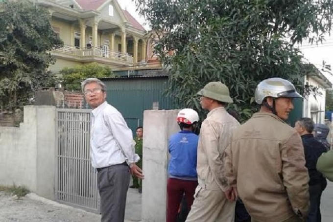 Nhiều người dân hiếu kỳ đến nhà người phụ nữ xấu số theo dõi vụ việc (ảnh CTV).
