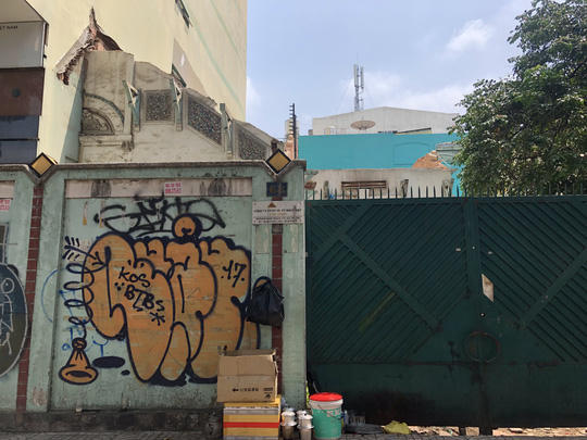 Ngày 8-4-2019 căn biệt thự cổ đã tháo hết toàn bộ cửa, mái nhà.