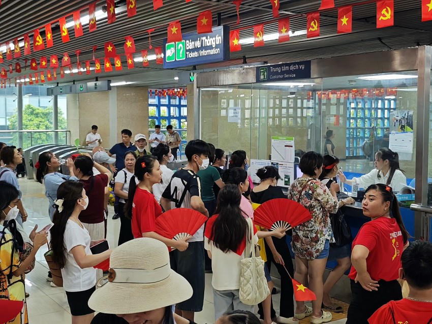 2h chiều ngày 21/8, dòng người bắt đầu đổ về các ga tàu.