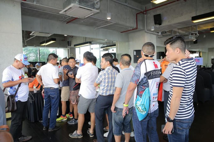 VĐV xếp hàng đăng ký thi đấu.