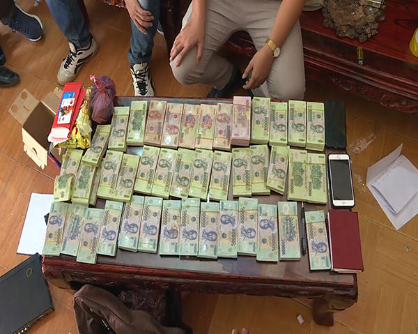 Số tiền thu giữ được tại nhà các đối tượng.