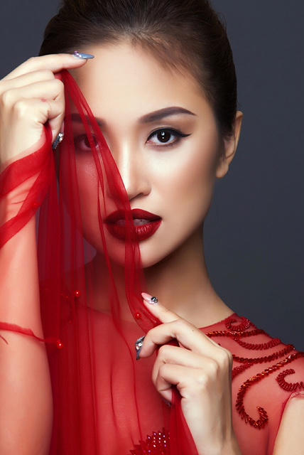 Vân Hugo sexy thiêu đốt mọi ánh nhìn sau sự cố váy nàng tiên cá