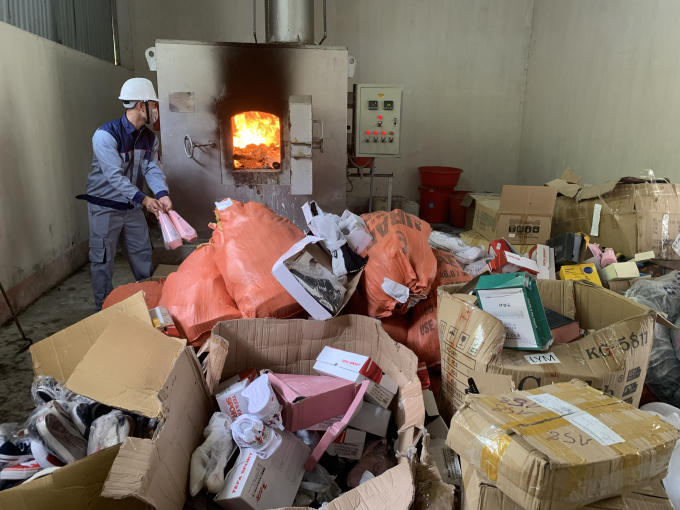 Hàng hóa tiêu hủy lần này có trị giá tài sản hơn 200 triệu đồng là hàng giả, hàng kém chất lượng, hàng hóa không rõ nguồn gốc xuất xứ. Ảnh Cục QLTT Hòa Bình