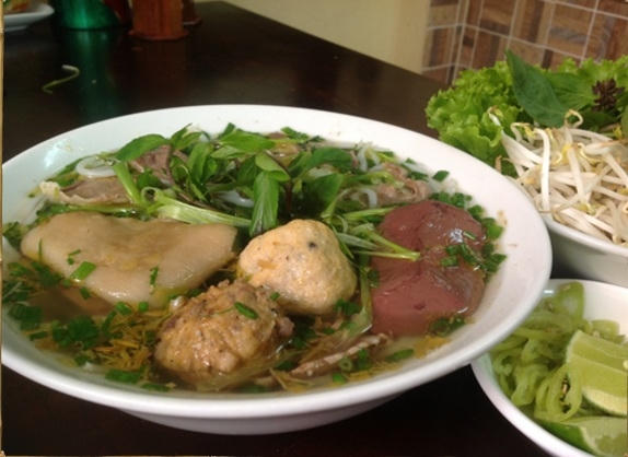 Cùng với món Phở trứ danh, Bún Bò Huế cũng được xếp hạng món ăn “ngon nhất trên thế giới”. Nước dùng bún có vị ngọt từ xương bò và xương lợn ninh và vị đậm đà đến từ mắm ruốc. Trong bát bún thường có kèm thêm thịt bò, mộc, móng giò, hoa chuối, rá và rau thơm. Ảnh: Nhà hàng Nét Huế.