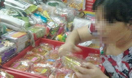 Tiểu thương chợ Bình Tây giới thiệu nhiều loại bánh trung thu nhái, bánh không nhãn mác, nhận làm bánh nhái như thật theo yêu cầu khách hàng.