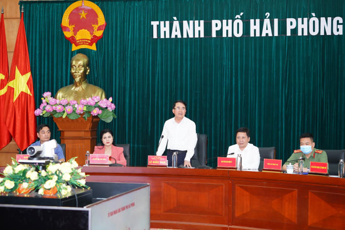 Phó chủ tịch UBND TP Hải Phòng Lê Khắc Nam phát biểu tại cuộc họp báo.