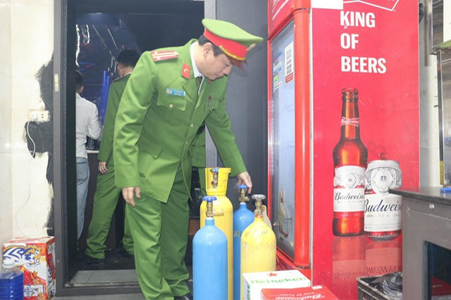 Bình khí NO2 đã qua sử dụng.