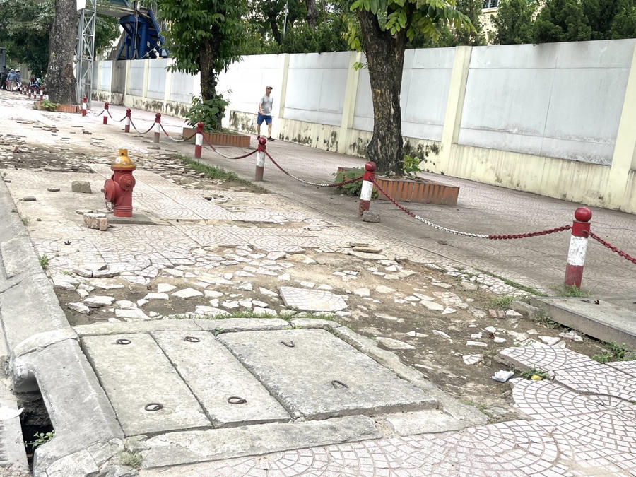 Nhiều mảng vỉa hè lớn bong ra nhếch nhác