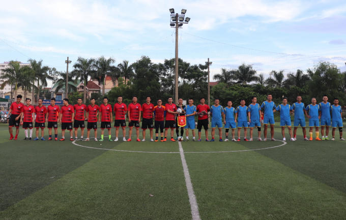 Hai đội tặng cờ lưu niệm trước trận