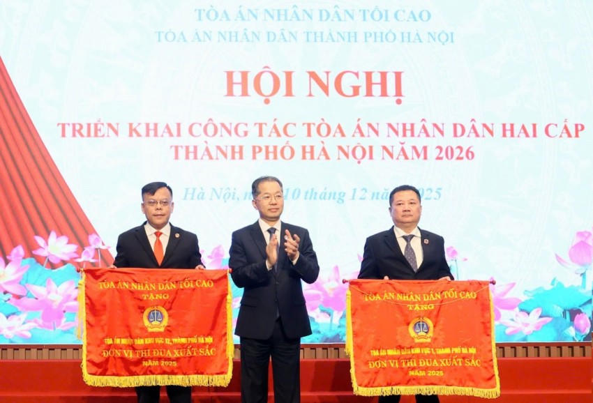 Chánh án TAND khu vực 12 - Nguyễn Văn Thiện (bên trái) nhận Cờ thi đua xuất sắc từ Toà án Nhân dân Tối cao.
