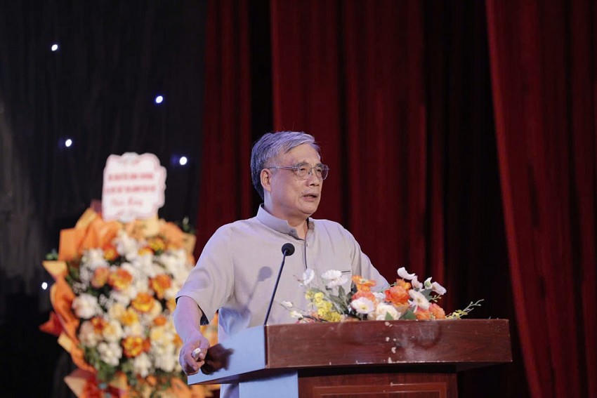 PGS.TS Trần Đình Thiên, nguyên Viện trưởng Viện Kinh tế Trung ương, thành viên Hội đồng Tư vấn chính sách của Thủ tướng, Chủ tịch Hội đồng tư vấn kinh tế Ủy ban trung ương MTTQ Việt Nam phát biểu tham luận tại Tọa đàm.
