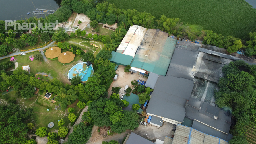 Khu nhà xưởng được xây dựng với quy mô lớn, phần lớn hoạt động trong việc giặt, hấp quần áo...