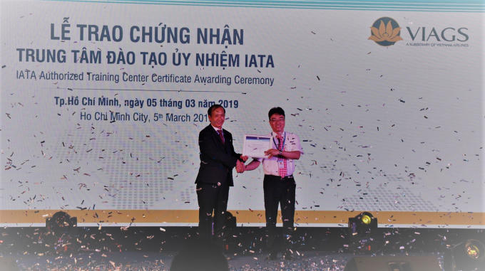 Ông Đỗ Như Phụng - Giám đốc IATA tại Việt Nam (trái) trao chứng nhận "Trung tâm Đào tạo ủy nhiệm IATA" cho Trung tâm đào tạo VIAGS.