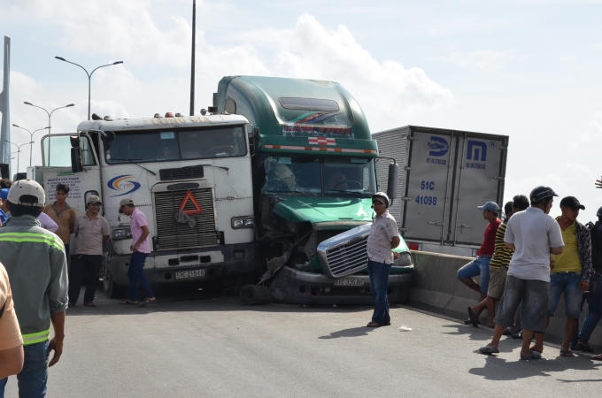 Hai chiếc container dính chặt vào nhau