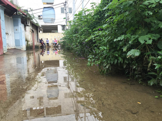 Hà Nội: Sau cơn bão số 2, hàng trăm hộ dân vẫn sống trong ngập úng