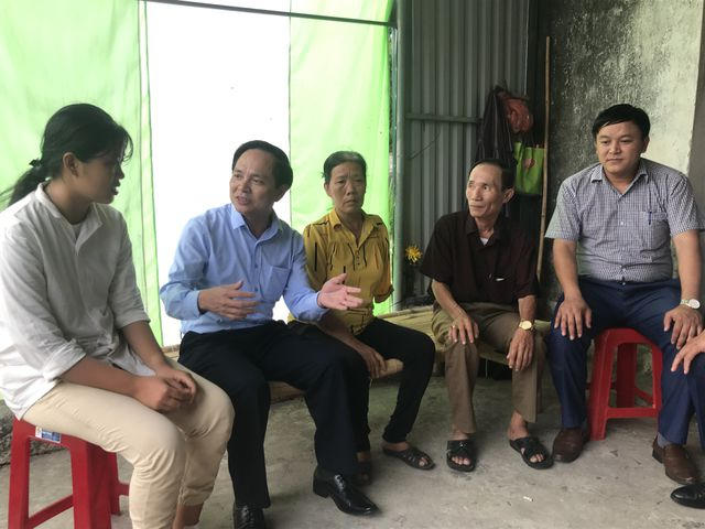 Cuối chiều 21/8, PGS.TS. Nguyễn Quang Liệu - Trưởng phòng Chính trị công tác sinh viên trường Đại học KHXH&amp;amp;NV - Đại học Quốc gia Hà Nội đã đến tận nhà của Ngọc để thăm hỏi hoàn cảnh gia đình em.