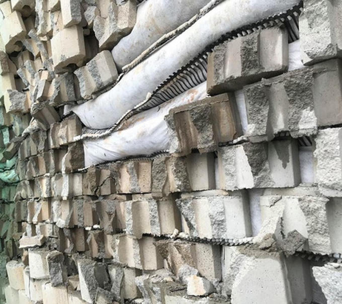 Nhiều mảng tường vỡ nát, rơi xuống dưới.
