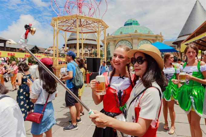 Điều đặc biệt là tại B’estival, du khách đã trở thành một phần của lễ hội, được trải nghiệm, vui chơi, reo hò cùng các vũ công. Không khí rộn ràng, sôi động “hút” cả các em nhỏ cũng “say”theo bước chân nữ vũ công xinh đẹp.