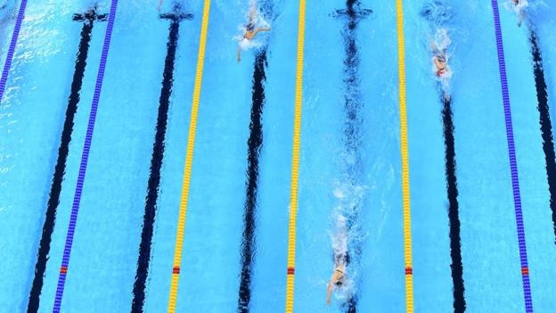 Hình ảnh cho thấy sự vượt trội của Kaite Ledecky so với các đối thủ ở nội dung bơi tự do 800m. Không chỉ giành HCV mà với thời gian 8 phút 4 giây 79, kình ngư 19 tuổi người Mỹ còn phá kỷ lục thế giới (nhanh hơn gần 2 giây so với kỷ lục cũ), và hơn người giành HCB gần 12 giây. Không chỉ vậy, Katie Ledecky còn giành HCV ở các nội dung bơi tự do 200m, 400m, tiếp sức 4x200m.