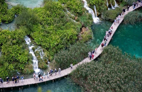 Ngọn thác này được hợp thành bởi 16 hồ nước và hàng chục thác nước mà thành. Ảnh: internet.